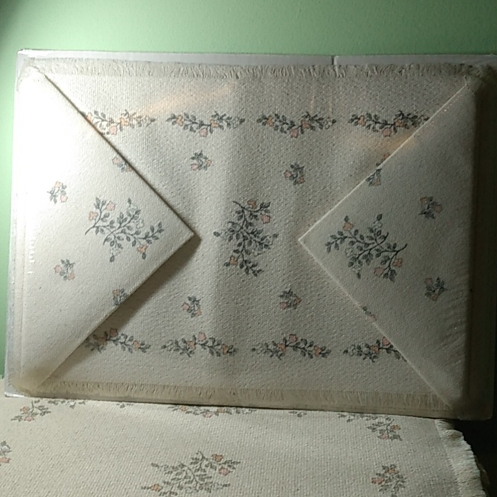 Pfaltzgraff Remembrance pattern placemats,  napkins, dishtowels